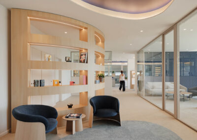 Design and build de oficinas en barcelona - robertet - welcome area
